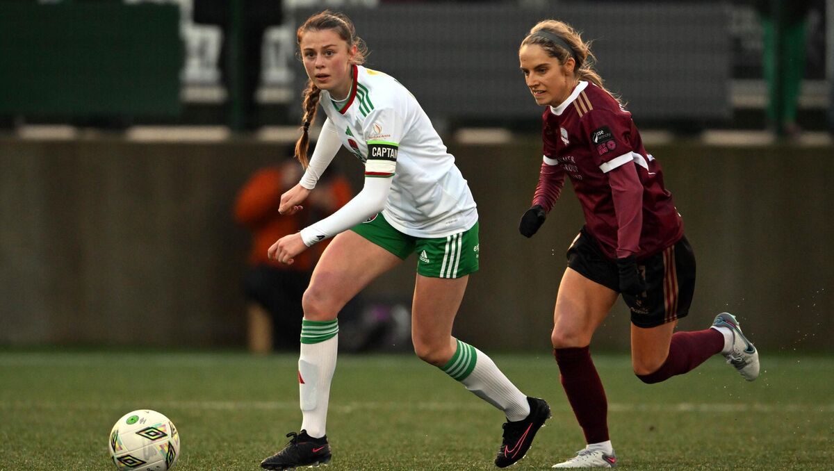 Eva Mangan, Cork City in action against Julie-Ann Russell, Galway United in the League of Ireland Women's Premier Division at Eamon Deacy Park, Galway. Photo: Ray Ryan