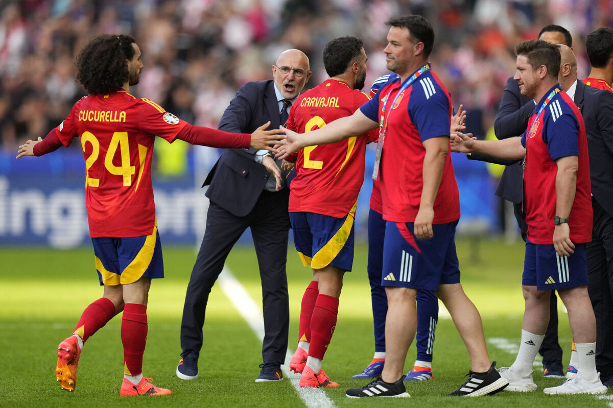 Spain's head coach Luis de la Fuente, center, celebrates with teammates Spain's head coach Luis de la Fuente, center, celebrates with teammates