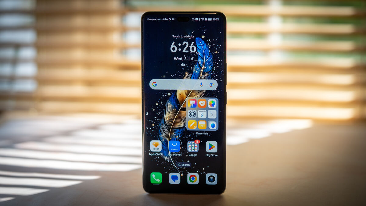 The 6.78-inch OLED features a 120Hz refresh rate and a peak brightness of 4,000 nits. Picture: Noel Campion. The 6.78-inch OLED features a 120Hz refresh rate and a peak brightness of 4,000 nits. Picture: Noel Campion.