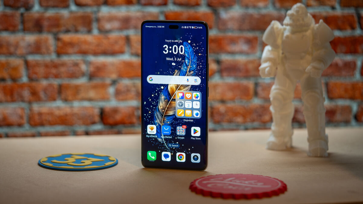 Honor 200 Pro. Picture: Noel Campion. Honor 200 Pro. Picture: Noel Campion.