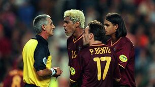 <p>Referee Gunter Benko speaks to Abel Xavier, Paulo Bento and Nuno Gomes of Portugal during the UEFA Euro 2000 Semi Final</p>