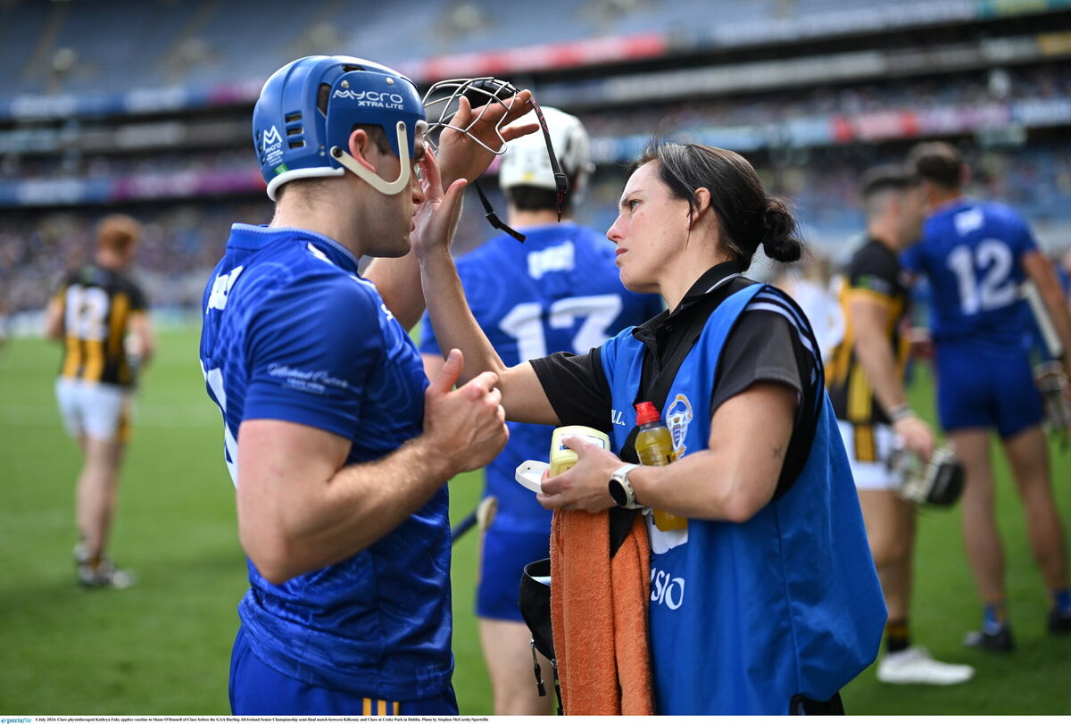 TREATMENT: Clare physiotherapist Kathryn Fahy tends to Shane O'Donnell at Croke ParK. Photo by Stephen McCarthy/Sportsfile