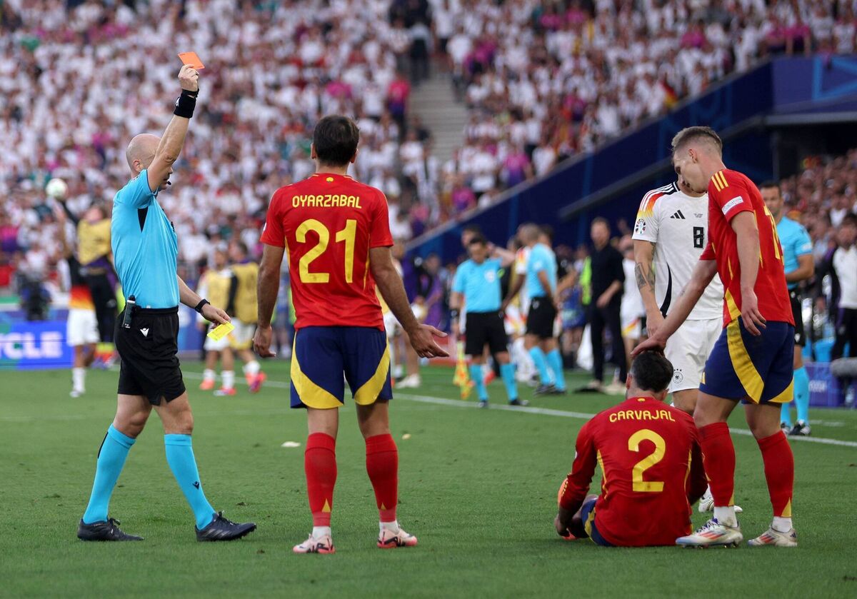 Referee Anthony Taylor shows a red card to Dani Carvajal Referee Anthony Taylor shows a red card to Dani Carvajal