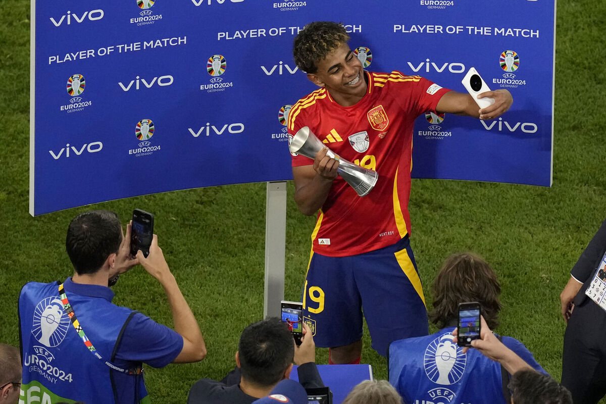 Spain's Lamine Yamal receives the trophy for the best player of the match. AP Photo/Ariel Schalit.