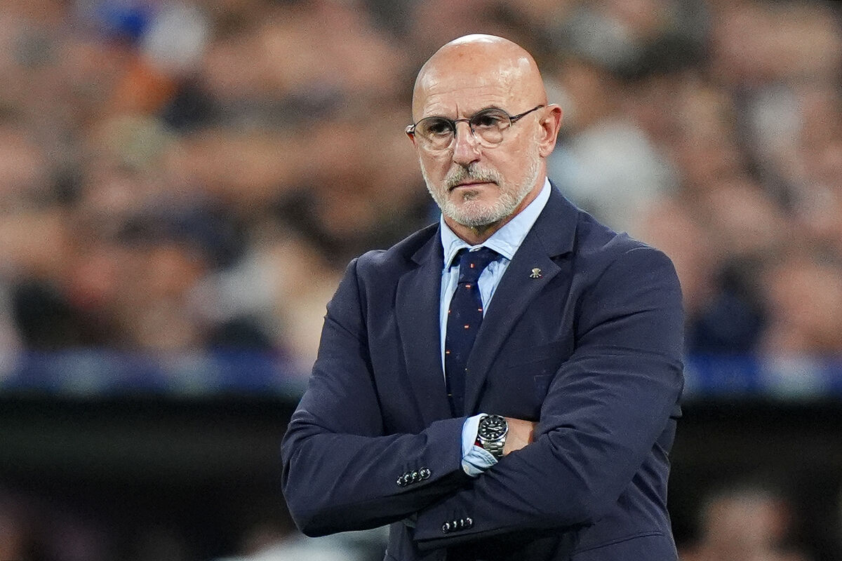 Spain manager Luis de la Fuente on the touchline