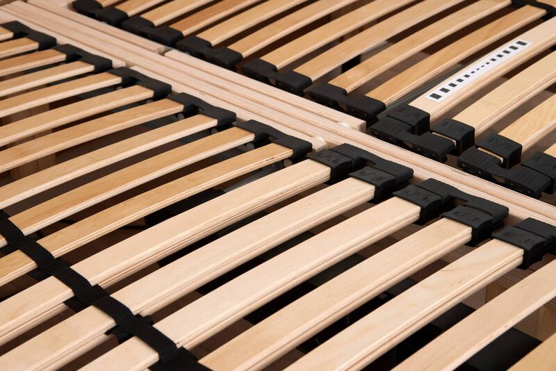 The solid beechwood frame has a five part moving action. The solid beechwood frame has a five part moving action.