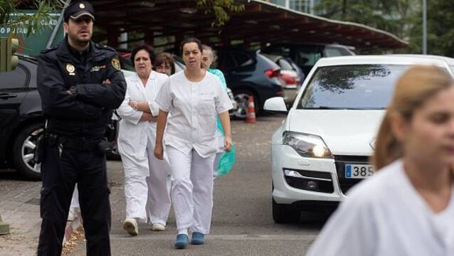 Spanish authorities quarantine nurse and three others in fight against Ebola