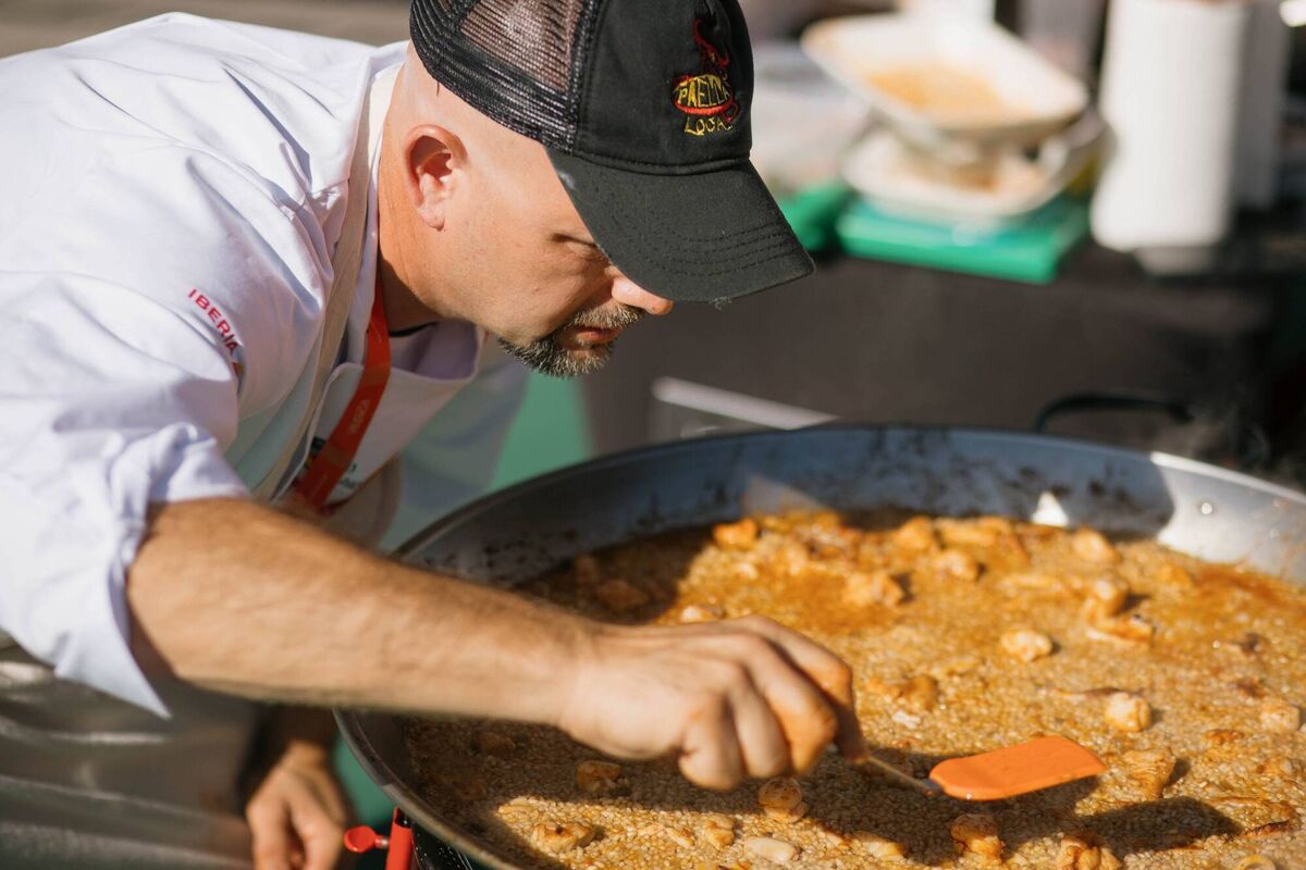 A chef prepares a traditional paella on World Paella Day. Picture: Guillem Garay / Visit Valencia 