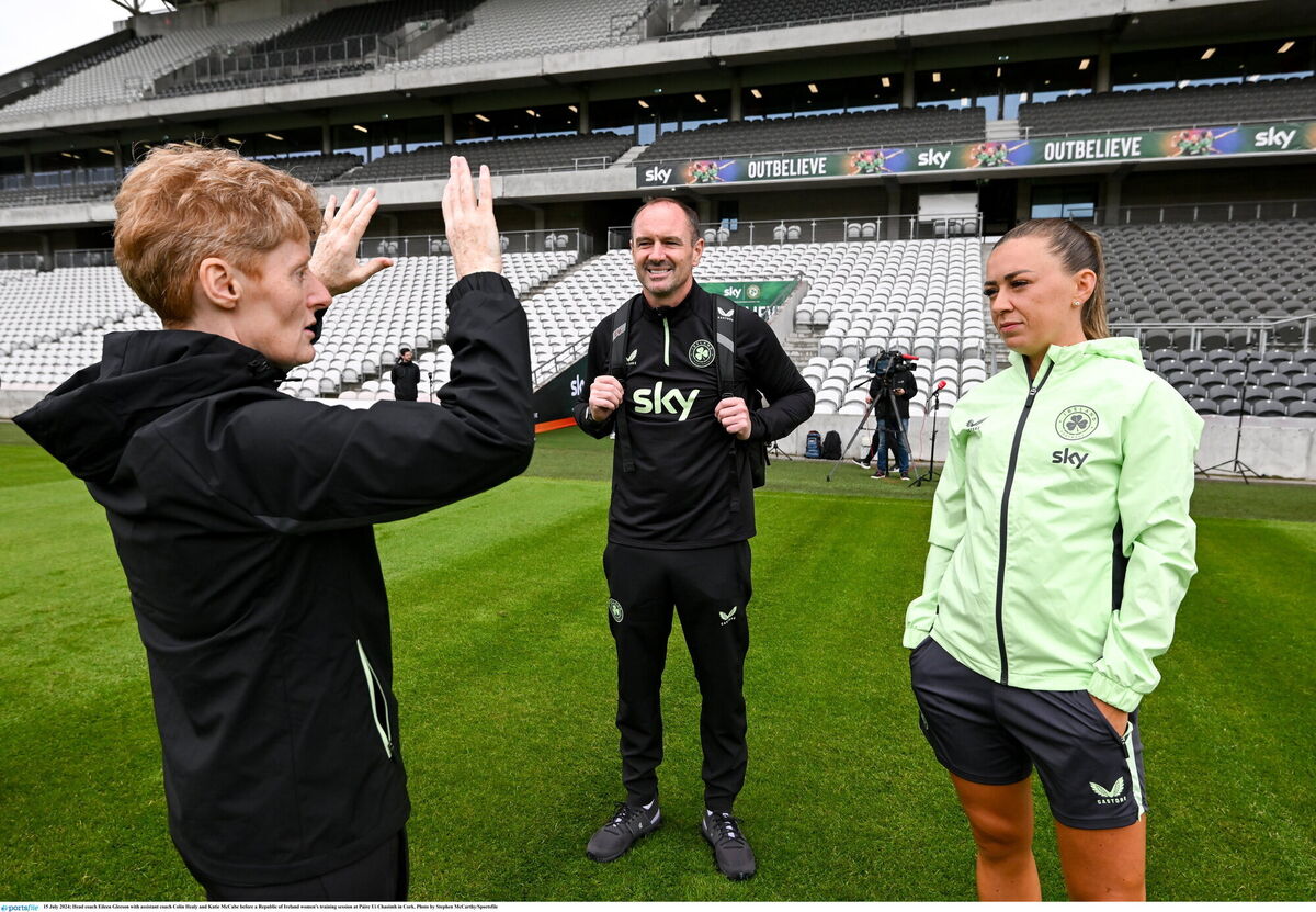 Head coach Eileen Gleeson with assistant coach Colin Healy and Katie McCabe before a Republic of Ireland women's training session at Páirc Uí Chaoimh in Cork. Photo by Stephen McCarthy/Sportsfile