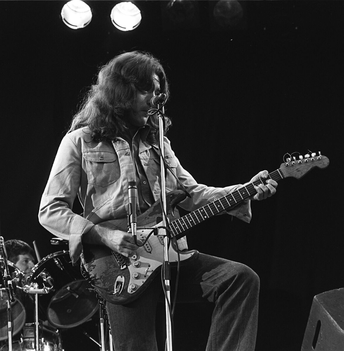Rory Gallagher bought the electric guitar in 1963 for £100 on credit from the owner of Crowley's Music Store in Cork City and played it throughout his career.