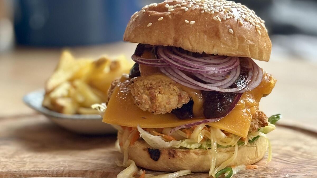 Crispy chicken burgers with barbecue sauce