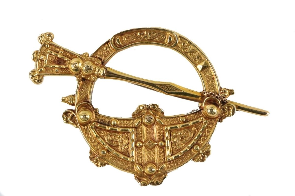  A large Tara brooch in 18-carat gold.
