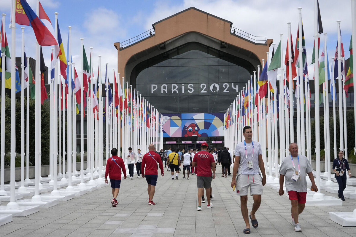 People outside the canteen in the Olympic Village. Two-thirds of the meals served to fans and half of those for Olympic staff and volunteers will be vegetarian, halving their carbon impact compared with omnivorous meals. Photo: AP/Michel Euler People outside the canteen in the Olympic Village. Two-thirds of the meals served to fans and half of those for Olympic staff and volunteers will be vegetarian, halving their carbon impact compared with omnivorous meals. Photo: AP/Michel Euler