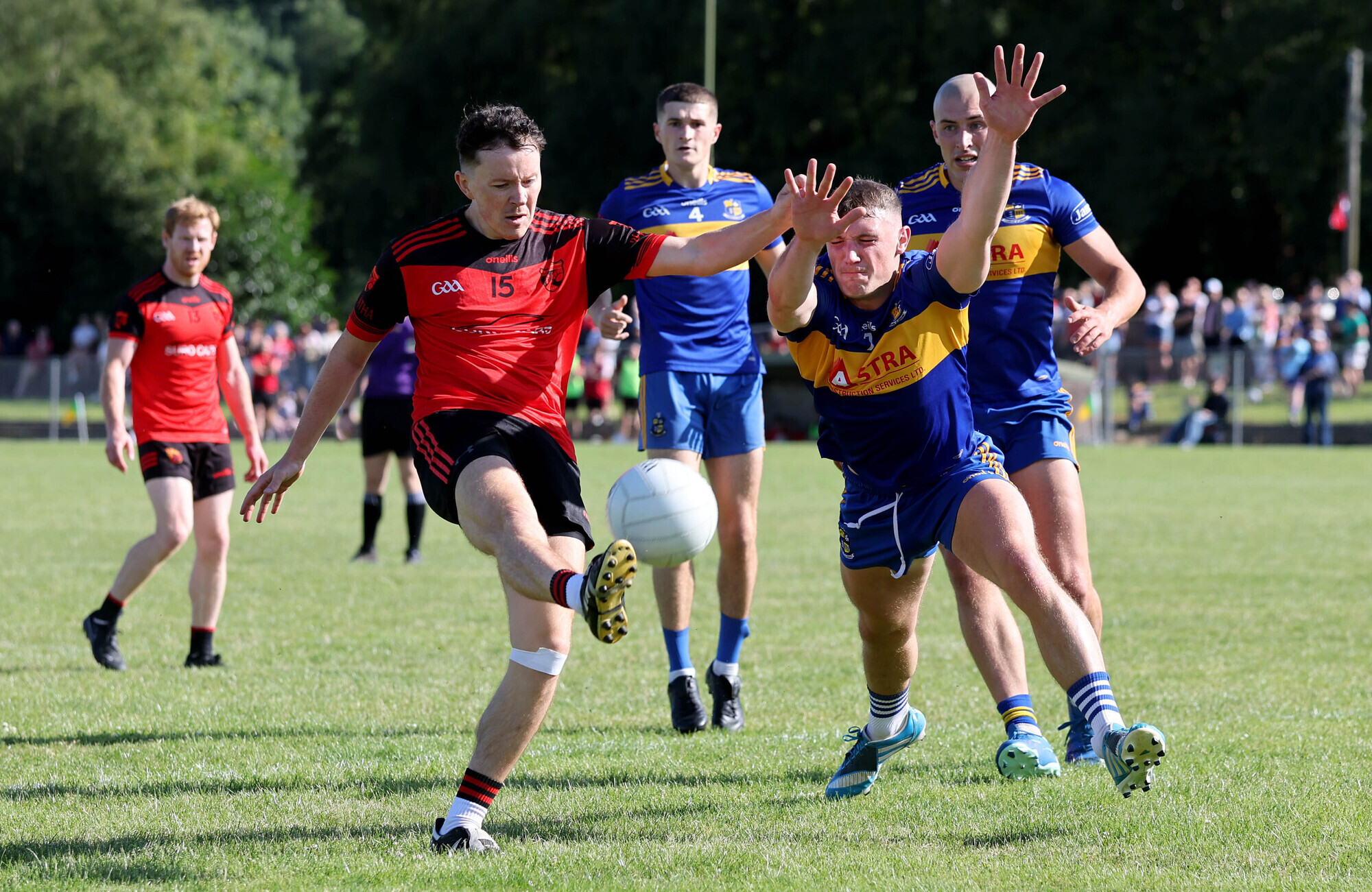 Superb Carrigaline brush Béal Átha'n Ghaorthaidh challenge aside