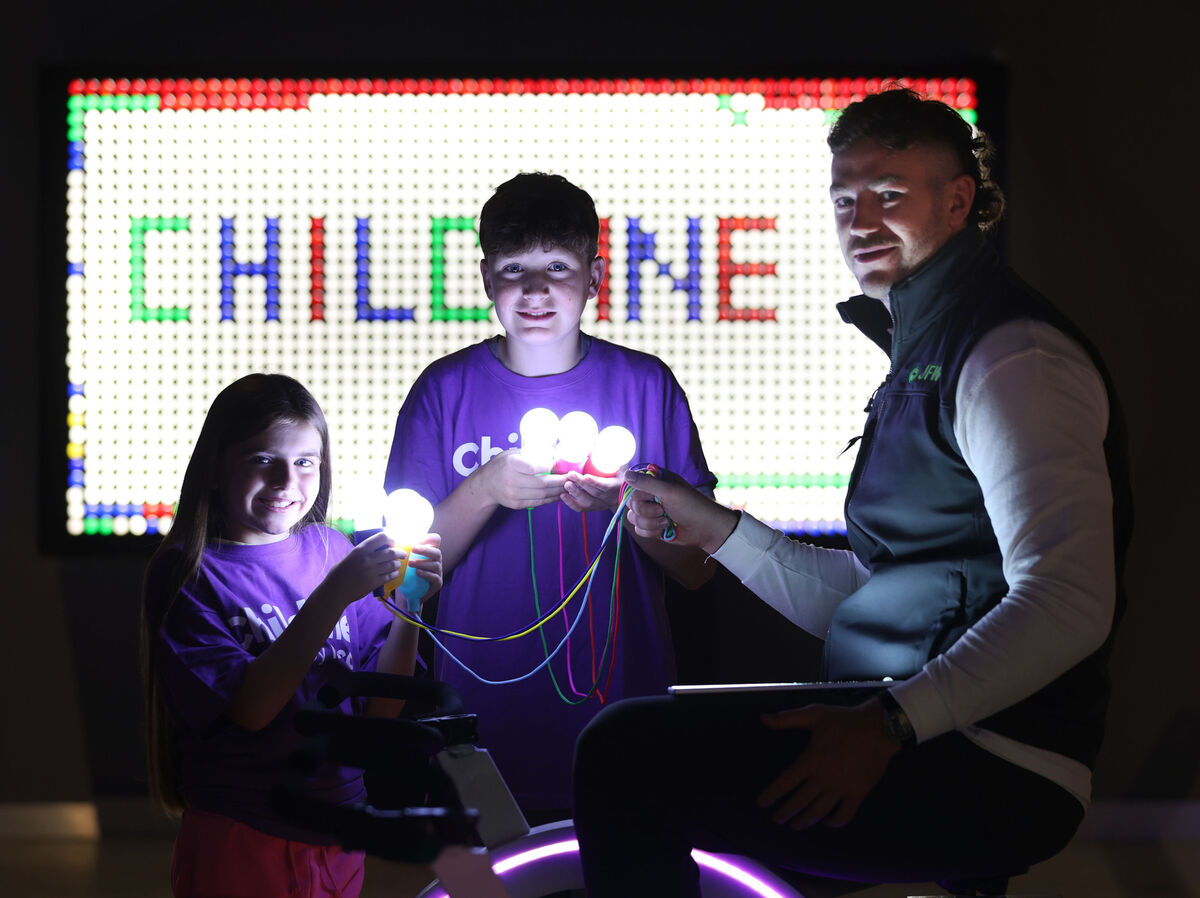 Pictured at The Explorium, Ireland’s National Sports and Science Centre, is Leinster and Ireland back-row, Caelan Doris, with Sarah Kiely, age 8 and Cian Byrne, age 12 as Caelan was announced as ambassador for the Ohk Energy group. Pic: