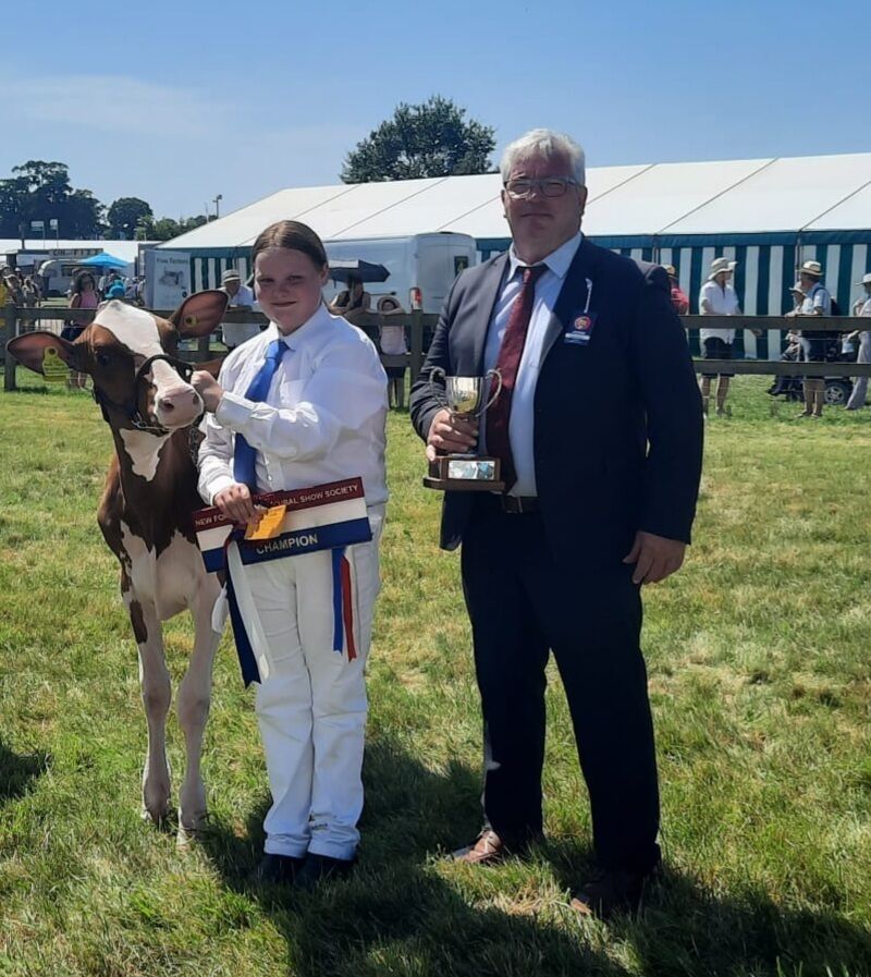 
                            Georgie got 
                            her very first showmanship championship with 
                            Sparkles thanks to dairy judge Blaise Tomlinson at the New Forest show.