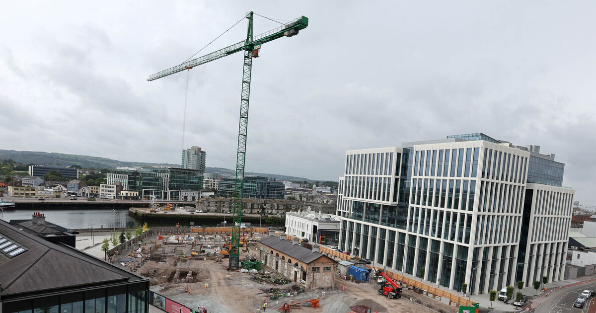 クレーンがコークのドックランド地区で最初の大規模アパート建設の開始を告げる