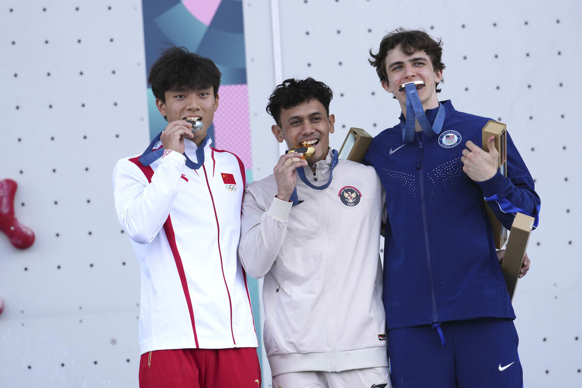 Gold medallist Veddriq Leonardo of Indonesia, centre, poses with silver medallist Wu Peng of China, left, and bronze medallist Sam Watson of the United States