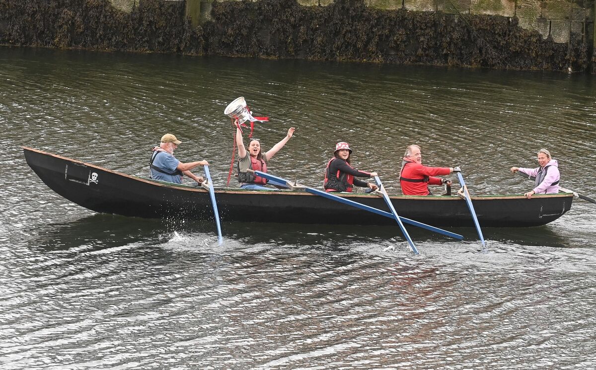  Cork senior camogie captain Molly Lynch making her way up the River Lee in Cork in a currach. Picture: David Keane.