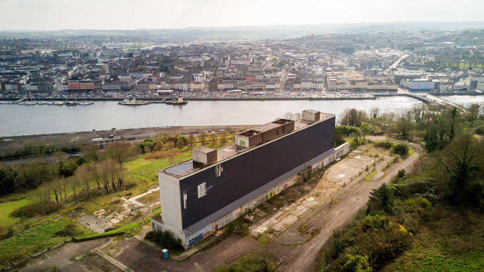 Fire breaks out at site of vacant hotel in Waterford