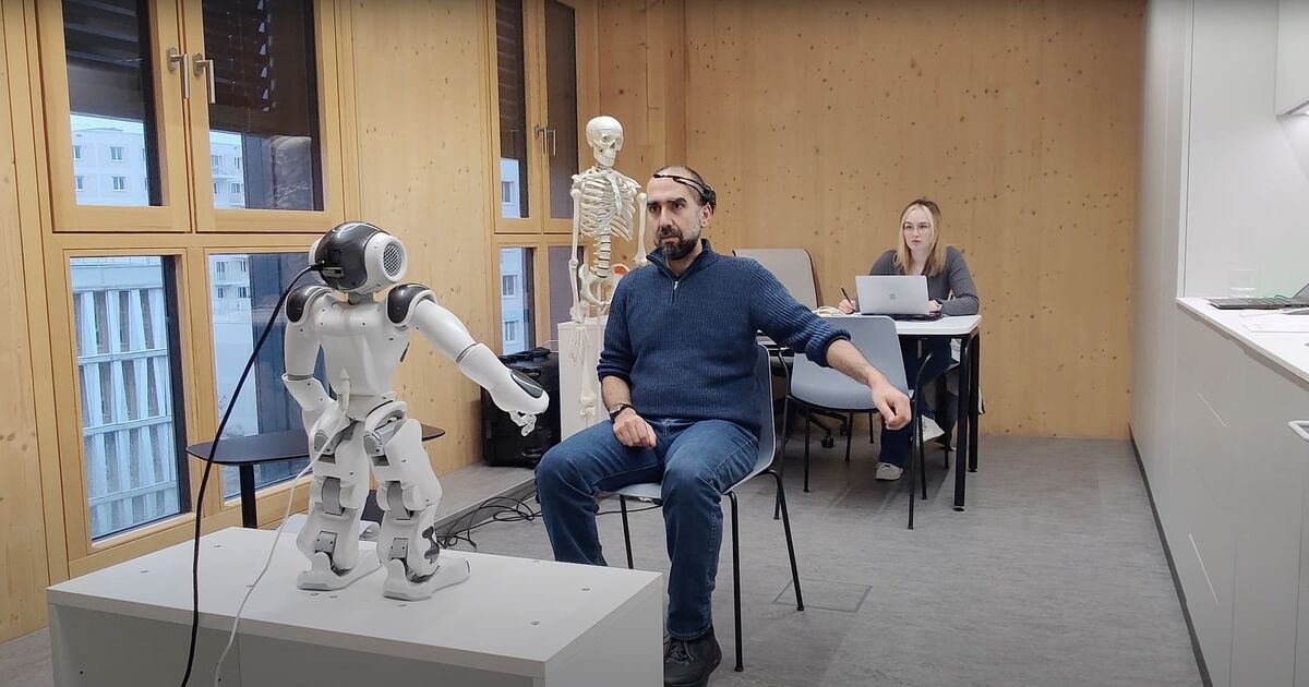 脳卒中患者の回復を助けるロボット「コーチ」