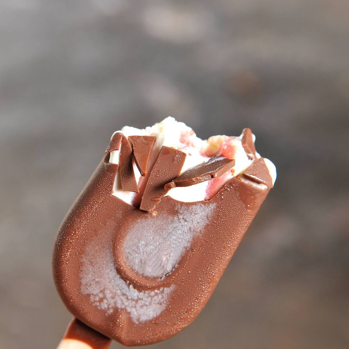 The Royal Society of Chemistry in Britain has called for licking an iced lollipop to become an essential part of the national curriculum for primary schoolchildren in England.