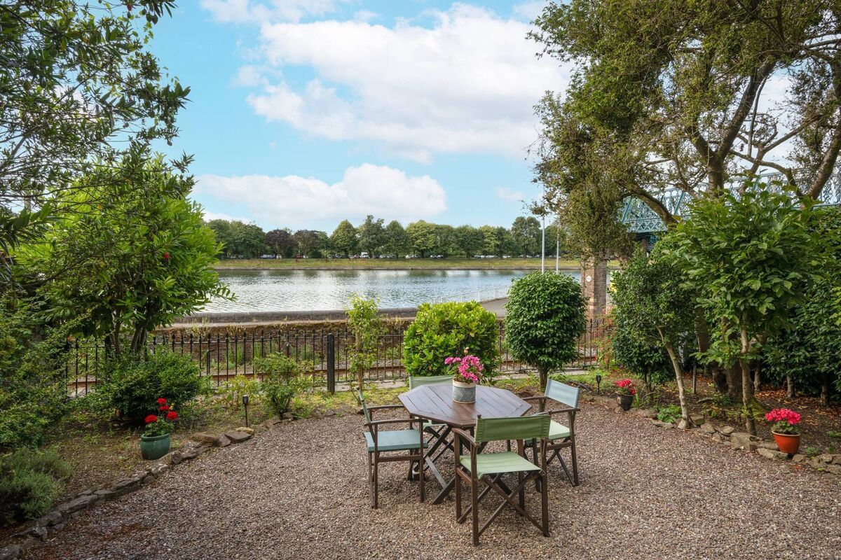 Private space in front of No 3