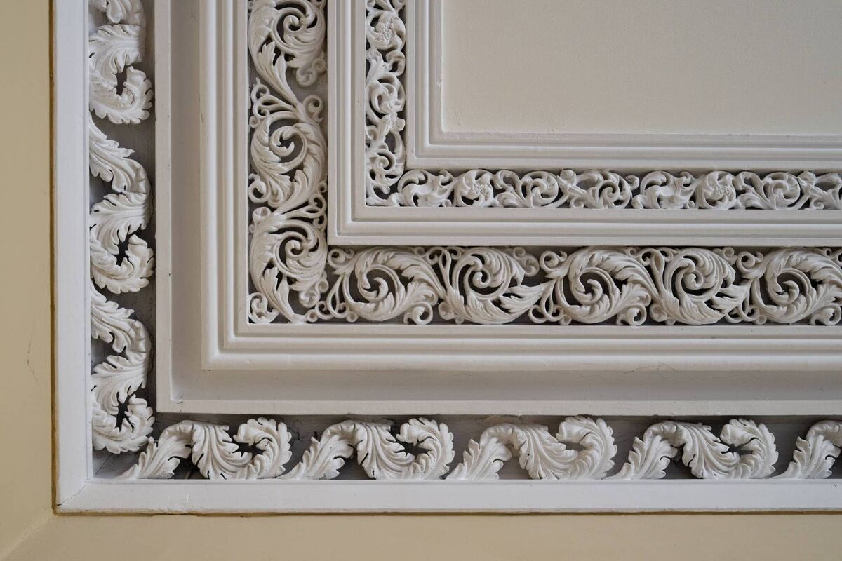 Period detailing and ornate plastework abounds