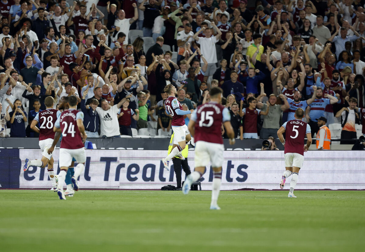 West Ham United players celebrate with Jarrod Bowen after his late winner against Bournemouth