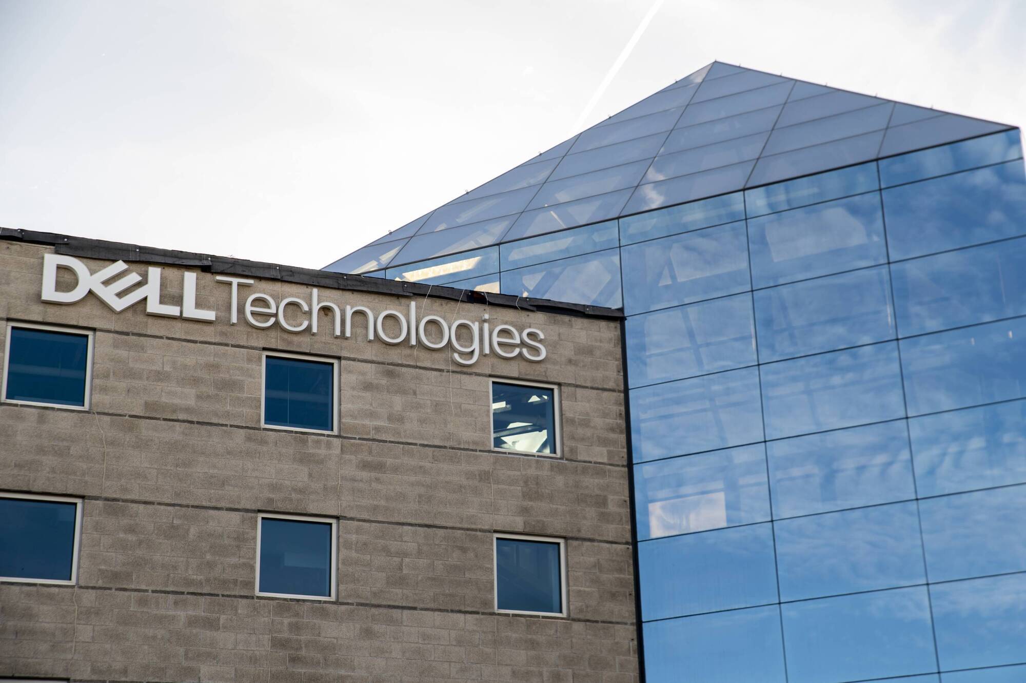 Dell reports sales that top estimates on AI server orders