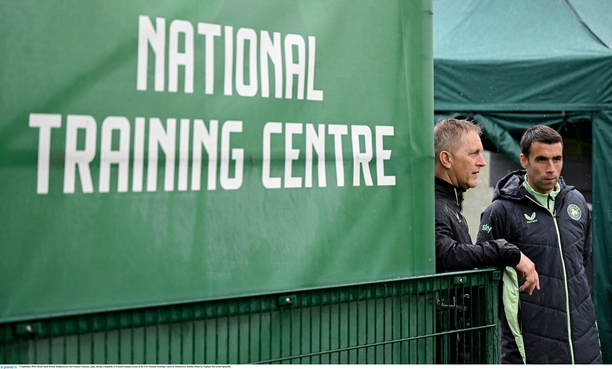 Ireland head coach Heimir Hallgrimsson and Seamus Colema during training session. Photo by Stephen McCarthy/Sportsfile