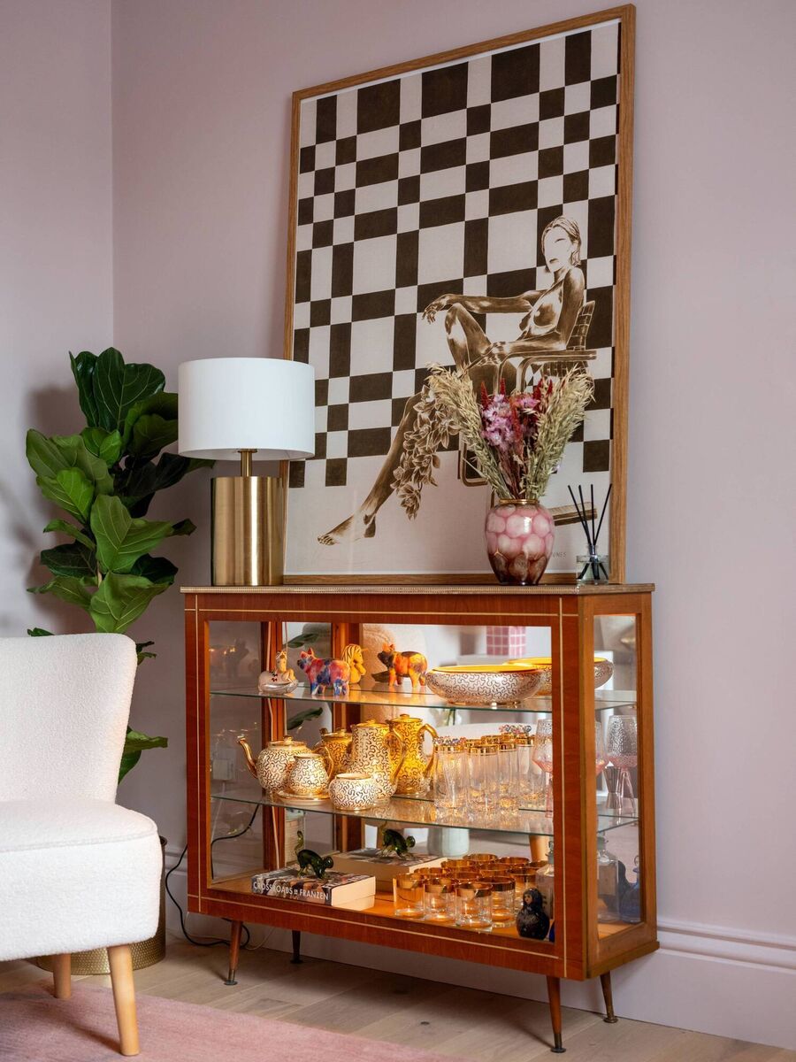 To create a warm and inviting atmosphere, Gráinne employed a colour-drenching technique, applying the same shade of paint to the skirting, walls and door.