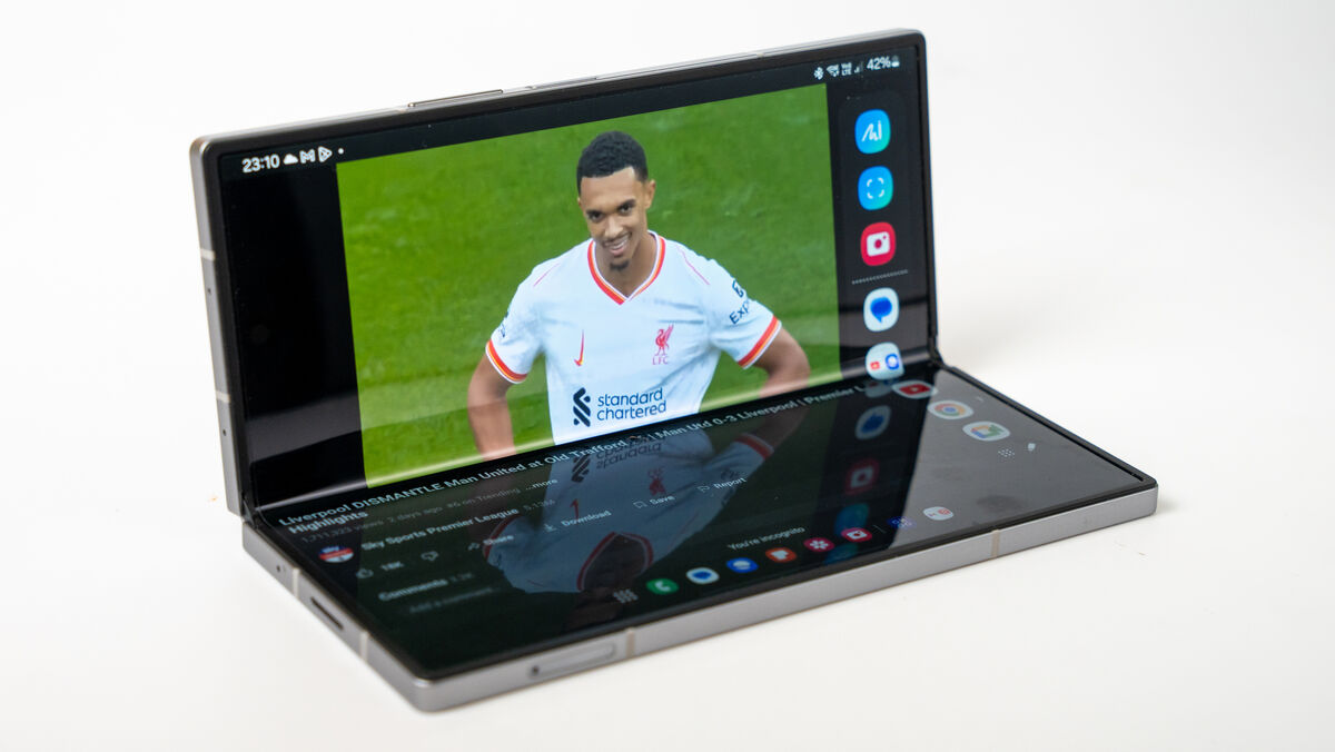 The Z Fold6 makes excellent use of the inner screen. Picture: Noel Campion.