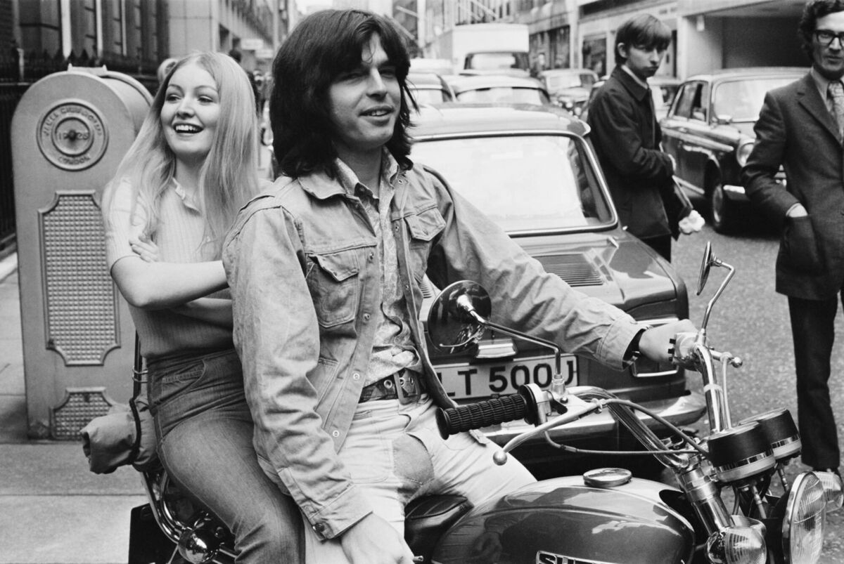 Tony Visconti with Mary Hopkin in 1971. (Photo by Jack Kay/Daily Express/Getty Images)