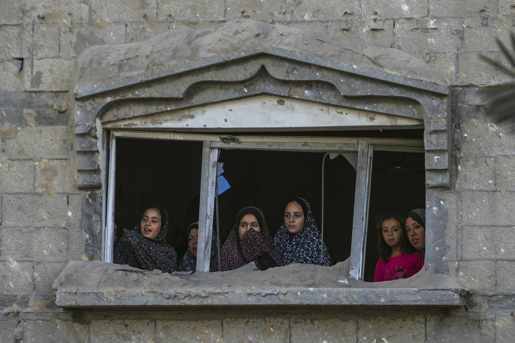 Dozens killed in Israeli air strikes on UN school and homes in Gaza