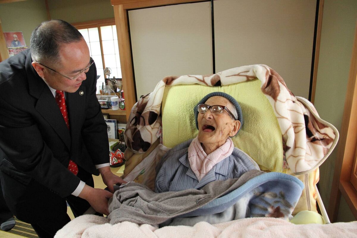 The world's oldest person Jiroemon Kimura is celebrated by Kyotango City Mayor Yasushi Nakayama as he celebrated his '116th birthday' at his home on April 19, 2013 in Kyotango, Japan. Photo by Kyotango City Government via Getty Images