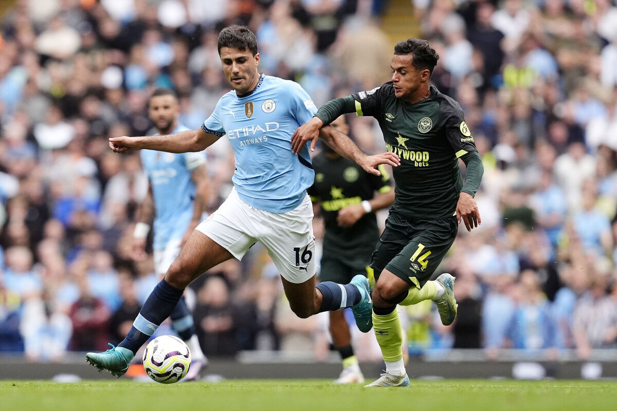 Manchester City's Rodri (left) and Brentford's Fabio Carvalho battle for the ball