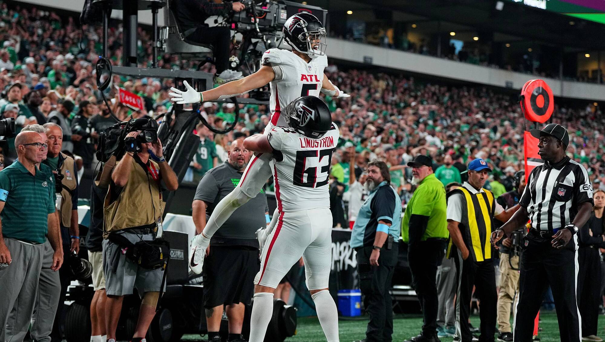 Falcons stun Eagles, rally in final minute for 22-21 win