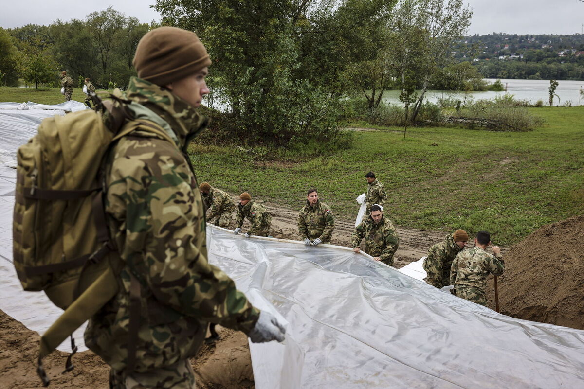 Soldiers build barriers with sandbags against flood water at the bank of Danube River in Pilismarot, Hungary, on Monday. Picture: Robert Hegedus/MTI via AP Soldiers build barriers with sandbags against flood water at the bank of Danube River in Pilismarot, Hungary, on Monday. Picture: Robert Hegedus/MTI via AP