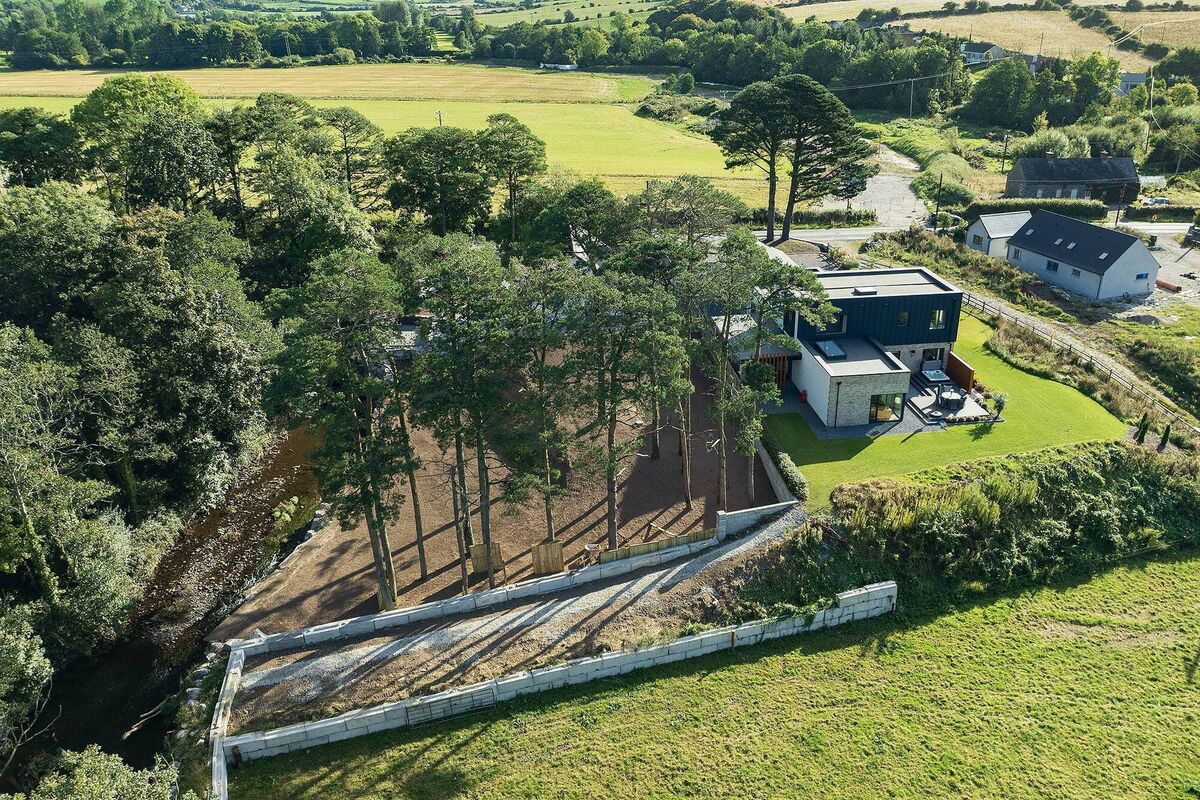 A walkway to the rear of the neighbouring site leads from Capri Lodge to the river