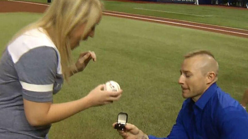 Paramedic proposes to the woman whose life he saved Paramedic proposes to the woman whose life he saved