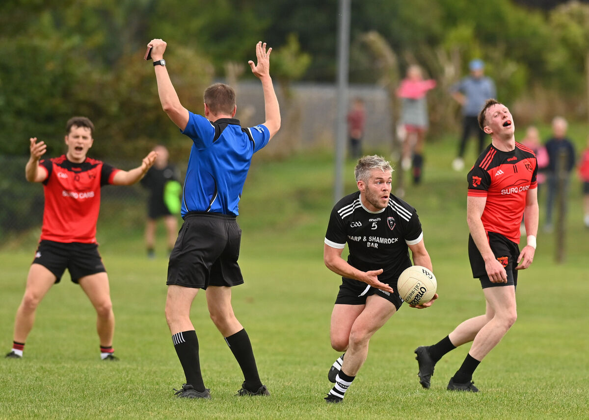 Kiskeam’s AJ O’Connoron the ball against Béal Átha’n Ghaorthaidh. Picture: Martin Walsh.