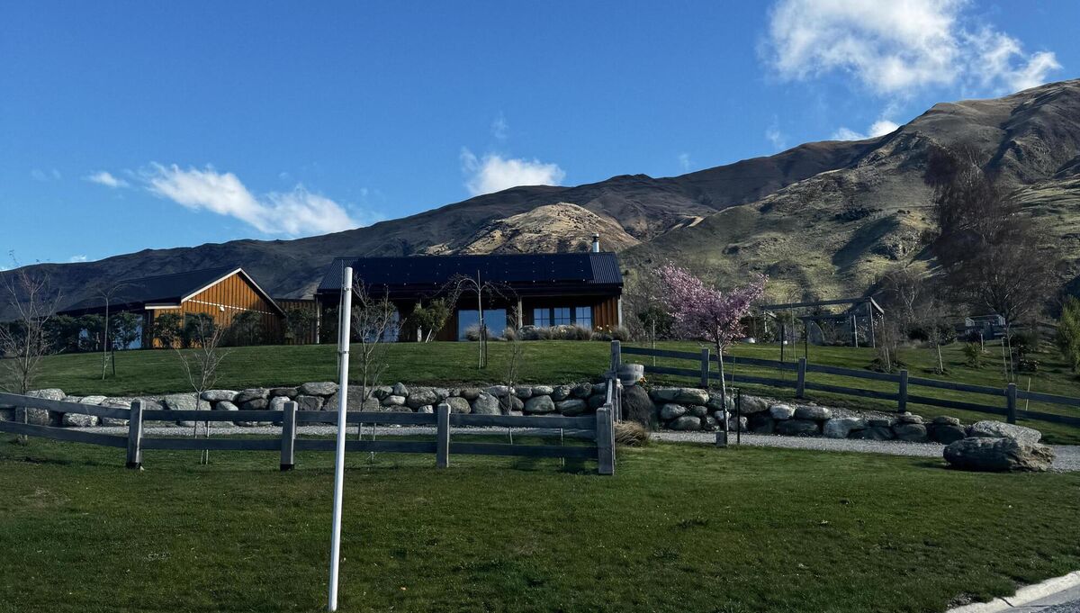 I love this idea of a pared-back escape hut, and I explored some local baches this week along the Lake Wānaka coastline.