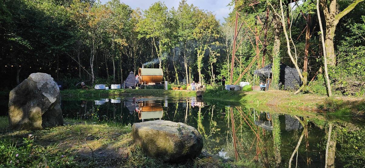 The lake and sauna houses at Hidden Hearth