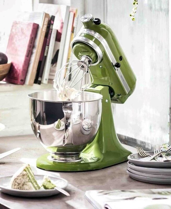 The KitchenAid Matcha (€693) can swallow up to 1kg of all-purpose flour and the quality is perceptible from the first broken egg sliding down into the master 4.8l bowl. The KitchenAid Matcha (€693) can swallow up to 1kg of all-purpose flour and the quality is perceptible from the first broken egg sliding down into the master 4.8l bowl.