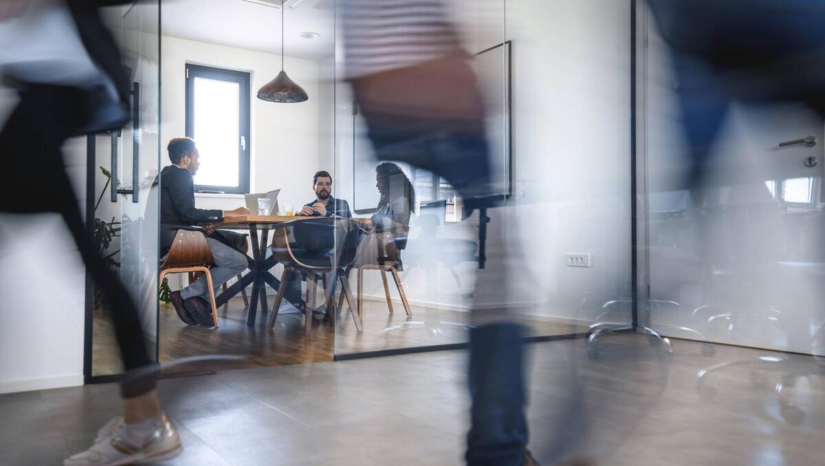 Managing cultural change and mitigating resistance to integration require effective change management strategies, thus HR teams must engage employees, communicate transparently and provide support throughout the integration process.