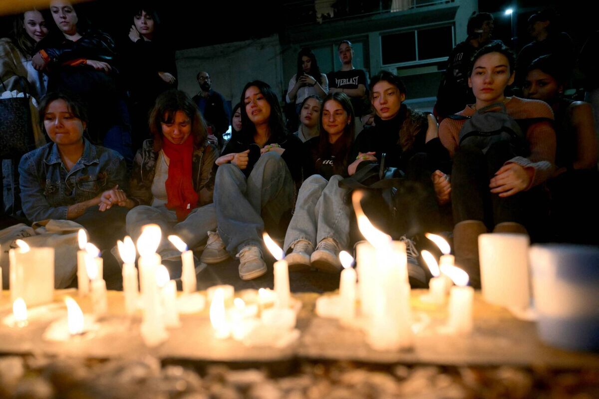 Fans of British singer Liam Payne lit candles next to the hotel where he died in Buenos Aires on October 16, 2024. Picture: Luis ROBAYO / AFP
