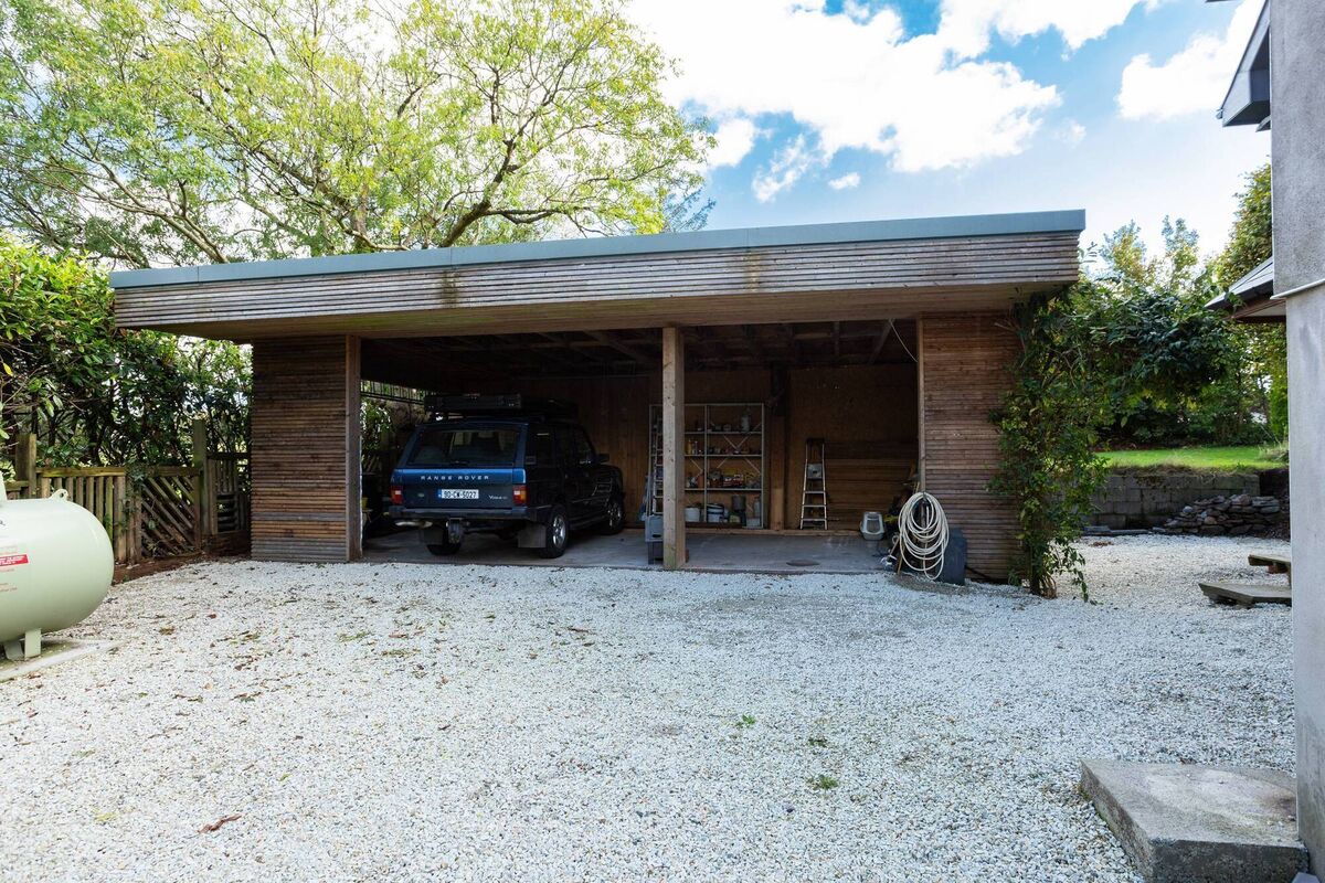 Carport with workshop to the rear