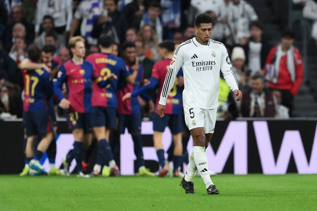 Jude Bellingham of Real Madrid reacts following FC Barcelona's second goal (Photo by David Ramos/Getty Images)