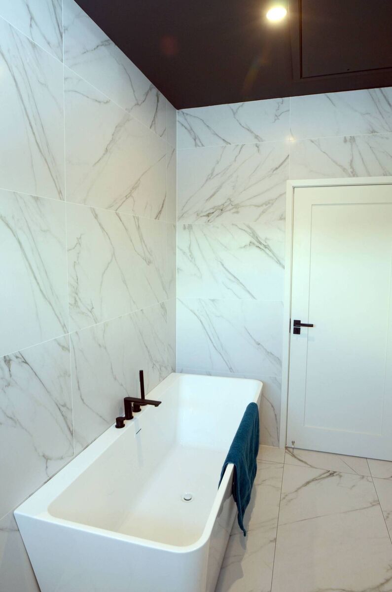 The main bathroom with black ceiling. The main bathroom with black ceiling.